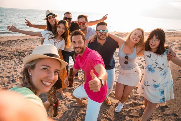 Selamat Orang Orang Muda Multirasial Membuat Selfie Pantai Sementara Mereka — Stok Foto