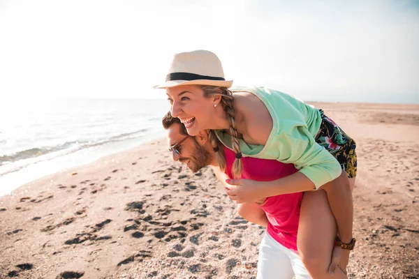 Homem Bonito Feliz Carregando Sua Namorada Sorridente Volta Praia Paradisíaca — Fotografia de Stock