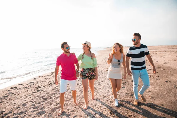Группа Счастливых Молодых Людей Гуляющих Пляжу Красивом Летнем Закате Друзья — стоковое фото