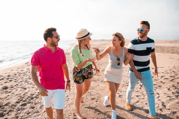 Группа Счастливых Молодых Людей Гуляющих Пляжу Красивом Летнем Закате Друзья — стоковое фото