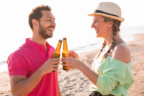 Ваше Здоровье Счастливая Молодая Пара Тосты Бутылками Пива Пляже Концепция — стоковое фото
