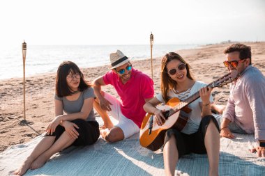 Sahilde parti arkadaş çok kültürlü grup - Yaz tatili, yaz ve tatil kavramları sırasında kutlayan gençler