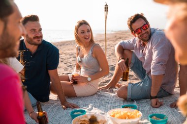 Çok kültürlü bir grup arkadaşıyla birlikte beach mutlu genç insanlar yaz tatili kutlama parti. Yaz saati ve tatil kavramları.