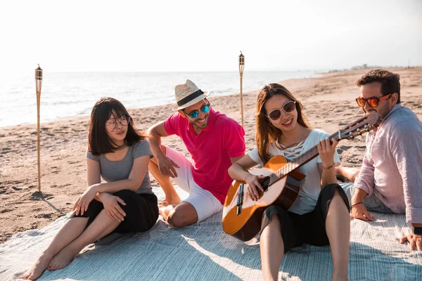 Grupo Multicultural Amigos Festejando Praia Jovens Comemorando Durante Férias Verão — Fotografia de Stock