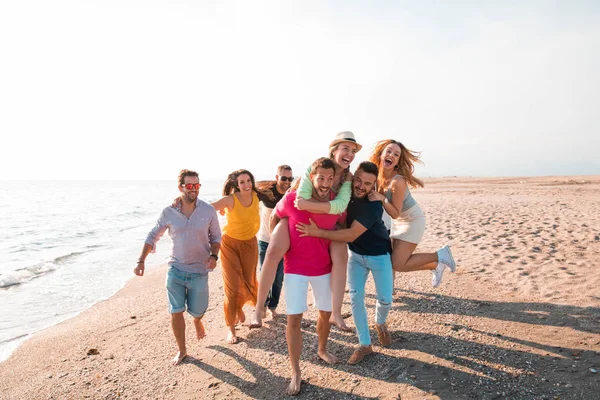 Groupe Multiculturel Amis Faire Fête Sur Plage Jeunes Célébrant Pendant — Photo