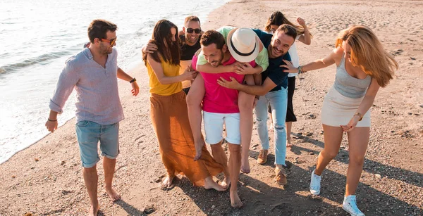 Grupo Multicultural Amigos Festejando Praia Jovens Comemorando Durante Férias Verão — Fotografia de Stock