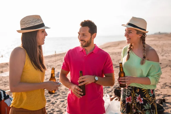 Des Amis Heureux Boivent Bière Lors Une Fête Coucher Soleil — Photo