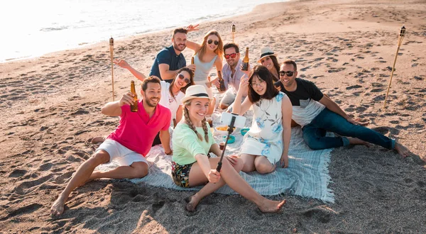 Grupo Multicultural Amigos Festejando Praia Jovens Felizes Comemorando Durante Férias — Fotografia de Stock