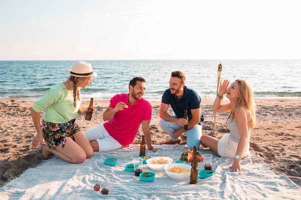 Grupo Multicultural Amigos Festejando Praia Jovens Felizes Comemorando Durante Férias — Fotografia de Stock