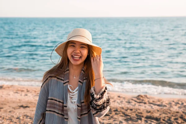 Jovem Mulher Asiática Feliz Praia — Fotografia de Stock