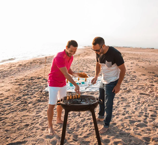 Des Amis Heureux Amusent Pendant Ils Préparent Barbecue Sur Plage — Photo