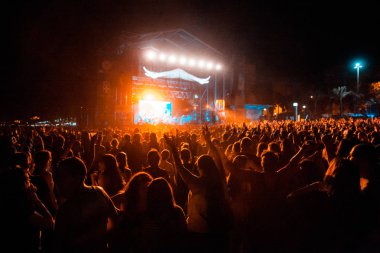 İnsanlar ile bir konser veya izleyici ile hava ve bir müzik festivalinde Alkışlar eller. Yaz müzik festivali.