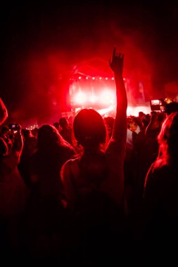 İnsanlar ile bir konser veya izleyici ile hava ve bir müzik festivalinde Alkışlar eller. Yaz müzik festivali.