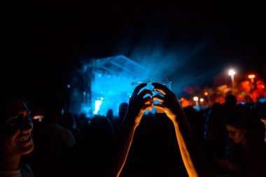 Görünümü bir konser toasting, ellerini havaya kaldır ve bir müzik festivalinde alkışlar insanlarla. Alkış ve yaz müzik festivali.