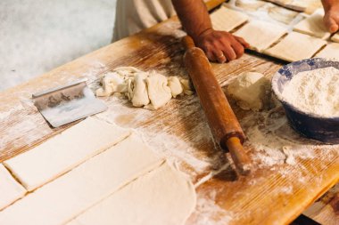 Baker geleneksel ekmek fırın rustik bir tablo hazırlamak için hamur yoğurma. Fırın kavramı.