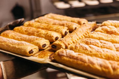 Napoliten çikolata fırından yeni çıkmış. Geleneksel ekmek.