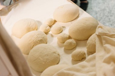 Rustik ahşap masa üzerinde taze çiğ hamur. Fırın kavramı.