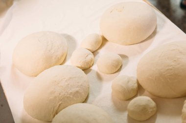 Rustik ahşap masa üzerinde taze çiğ hamur. Fırın kavramı.