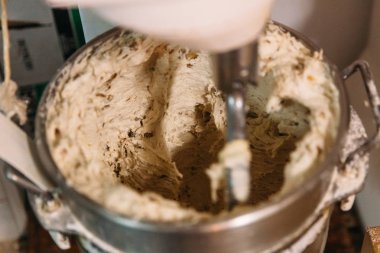 Bir endüstriyel Hamur karıştırıcı yapmak için hamur yoğurma zanaat bir fırın ekmek. Geleneksel ekmek kavramı.