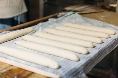 Ahşap bir fırında pişirme önce çiğ hamur ekmek. Geleneksel ekmek kavramı.