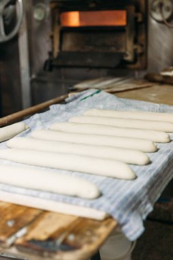 Ahşap bir fırında pişirme önce çiğ hamur ekmek. Geleneksel ekmek kavramı.