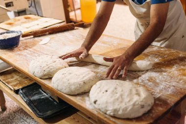 Baker ekmek fırın rustik bir tablo hazırlamak için hamur yoğurma. Geleneksel ekmek kavramı.