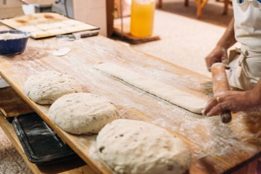 Baker ekmek fırın rustik bir tablo hazırlamak için hamur yoğurma. Geleneksel ekmek kavramı.
