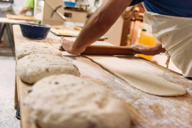 Baker ekmek fırın rustik bir tablo hazırlamak için hamur yoğurma. Geleneksel ekmek kavramı.