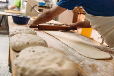 Baker ekmek fırın rustik bir tablo hazırlamak için hamur yoğurma. Geleneksel ekmek kavramı.