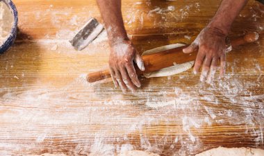 Erkek baker ekmek hazırlar. Un ile hamur yoğurma Baker. Ekmek yapma. Üstten görünüm. Rustik ve geleneksel tarzı.