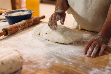 Erkek baker ekmek hazırlar. Un ile hamur yoğurma Baker. Ekmek yapma. Rustik ve geleneksel tarzı fırın.