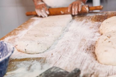 Erkek baker ekmek hazırlar. Un ile hamur yoğurma Baker. Ekmek yapma. Rustik ve geleneksel tarzı fırın.