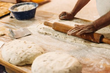 Erkek baker ekmek hazırlar. Un ile hamur yoğurma Baker. Ekmek yapma. Rustik ve geleneksel tarzı fırın.