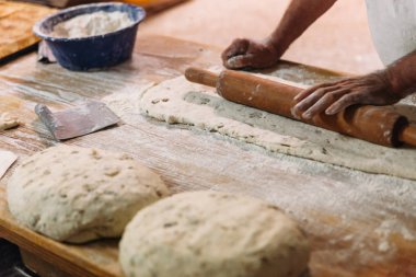 Erkek baker ekmek hazırlar. Un ile hamur yoğurma Baker. Ekmek yapma. Rustik ve geleneksel tarzı fırın.