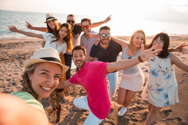 Jovens Multirraciais Felizes Estão Fazendo Uma Selfie Praia Enquanto Estão — Fotografia de Stock