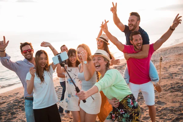 Jovens Multirraciais Felizes Estão Fazendo Uma Selfie Praia Enquanto Estão — Fotografia de Stock
