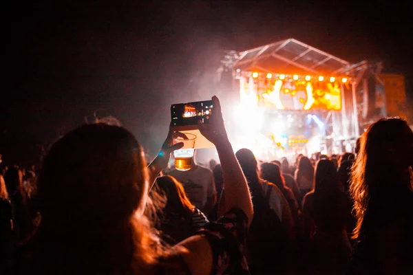사람들과 콘서트의 보기는 사진을 공기에 축제에 — 스톡 사진