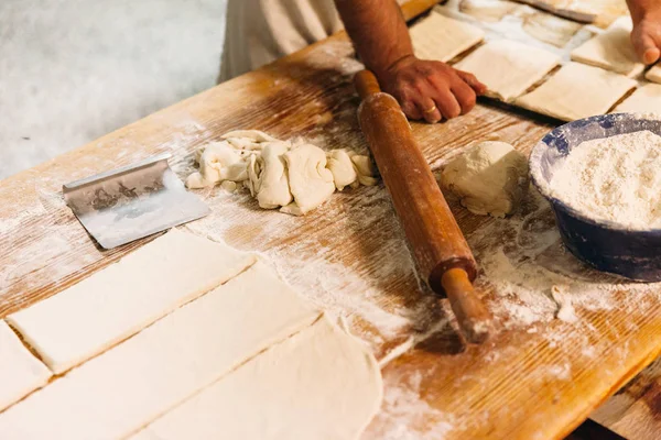 Baker geleneksel ekmek fırın rustik bir tablo hazırlamak için hamur yoğurma. Fırın kavramı.