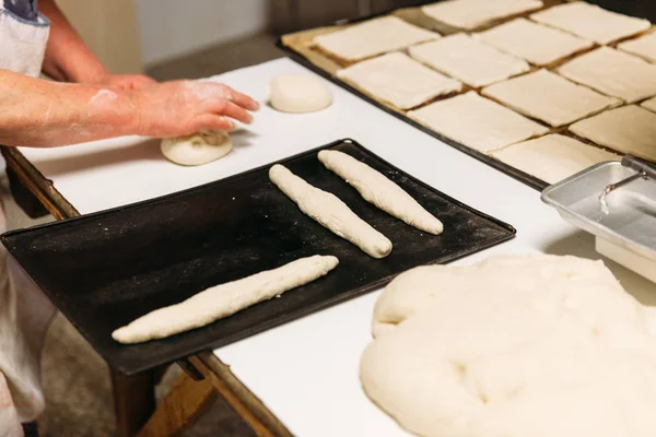 Бейкер Замішування Тіста Приготувати Традиційні Хліб Сільському Стилі Таблиці Пекарню — стокове фото
