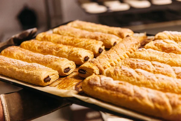 Napoliten çikolata fırından yeni çıkmış. Geleneksel ekmek.