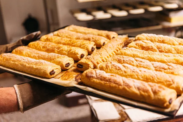 Napoliten çikolata fırından yeni çıkmış. Geleneksel ekmek.