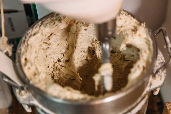 Bir endüstriyel Hamur karıştırıcı yapmak için hamur yoğurma zanaat bir fırın ekmek. Geleneksel ekmek kavramı.