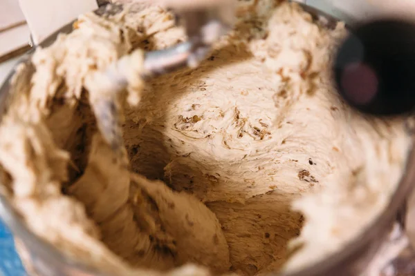 Bir endüstriyel Hamur karıştırıcı yapmak için hamur yoğurma zanaat bir fırın ekmek. Geleneksel ekmek kavramı.