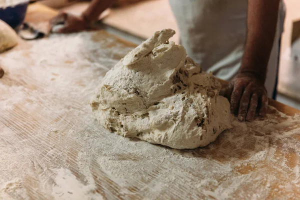 Bäcker Knetet Teig Auf Einem Rustikalen Tisch Einer Bäckerei Brot — Stockfoto