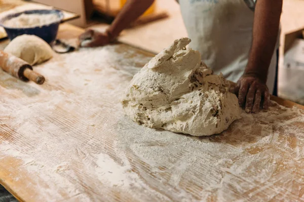 Baker Está Amassando Massa Farinha Para Preparar Pão Uma Mesa — Fotografia de Stock