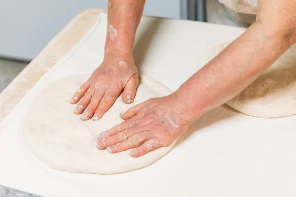 Baker Připravuje Těsto Pizzu Tradiční Pekárna — Stock fotografie