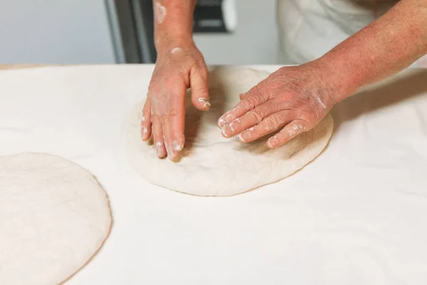 Baker Förbereder Degen För Pizza Ett Traditionellt Bageri — Stockfoto