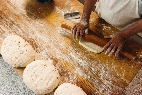 Erkek baker ekmek hazırlar. Un ile hamur yoğurma Baker. Ekmek yapma. Üstten görünüm. Rustik ve geleneksel tarzı.