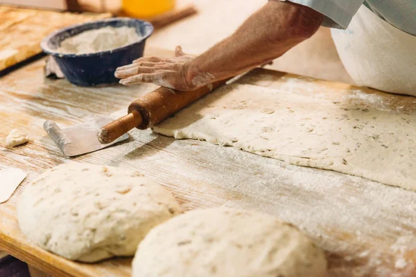 Erkek baker ekmek hazırlar. Un ile hamur yoğurma Baker. Ekmek yapma. Rustik ve geleneksel tarzı fırın.