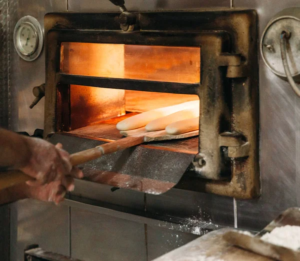 Baker Está Poniendo Pan Horno Leña Concepto Panadería Tradicional —  Fotos de Stock